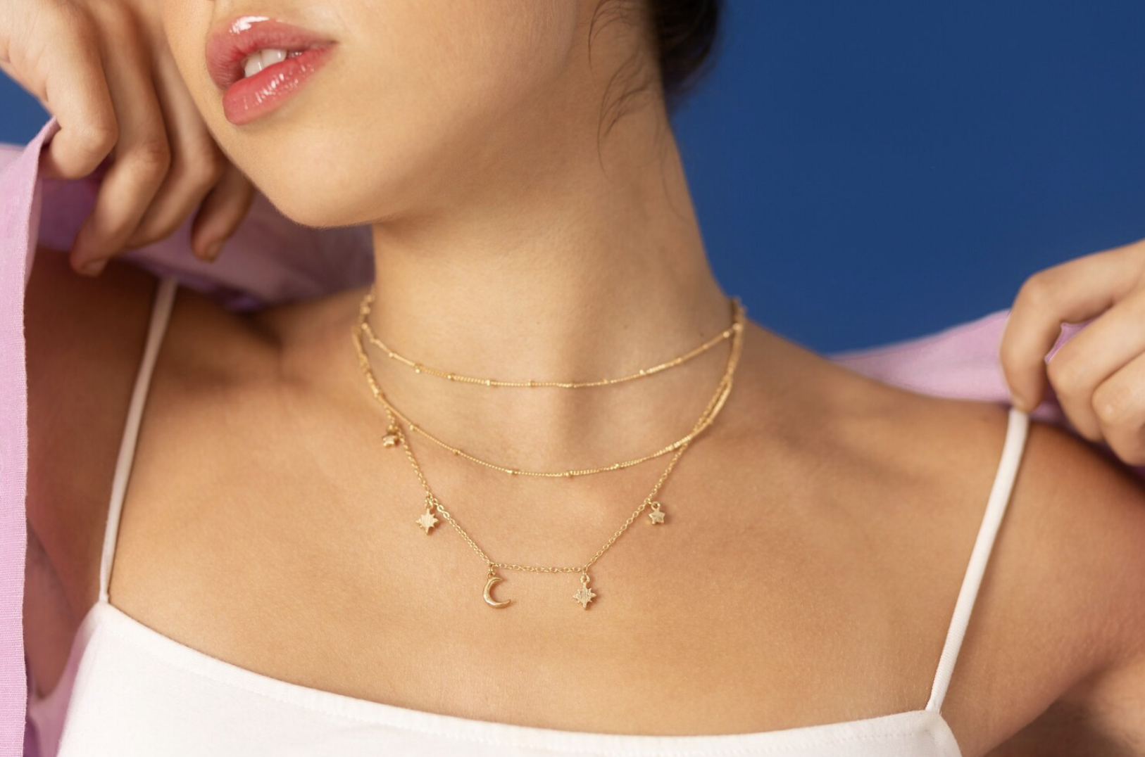 Collares y Gargantillas: ¿Cuál es la Diferencia y Cuándo Usarlos?